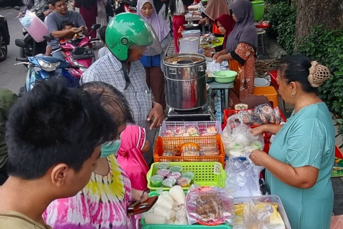 Lapak Pedagang Kampung Kue Surabaya diserbu pembeli jelang buka puasa