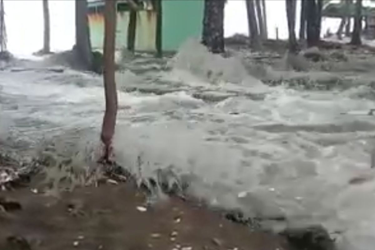 Sejumlah warga Palabuhanratu terdampak banjir rob