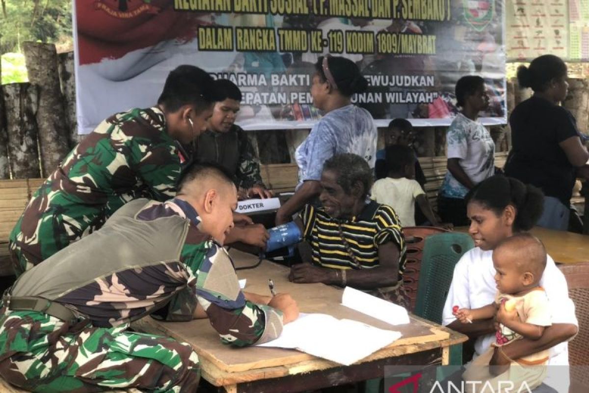 Prajurit TNI periksa kesehatan gratis dan bagikan sembako di Maybrat