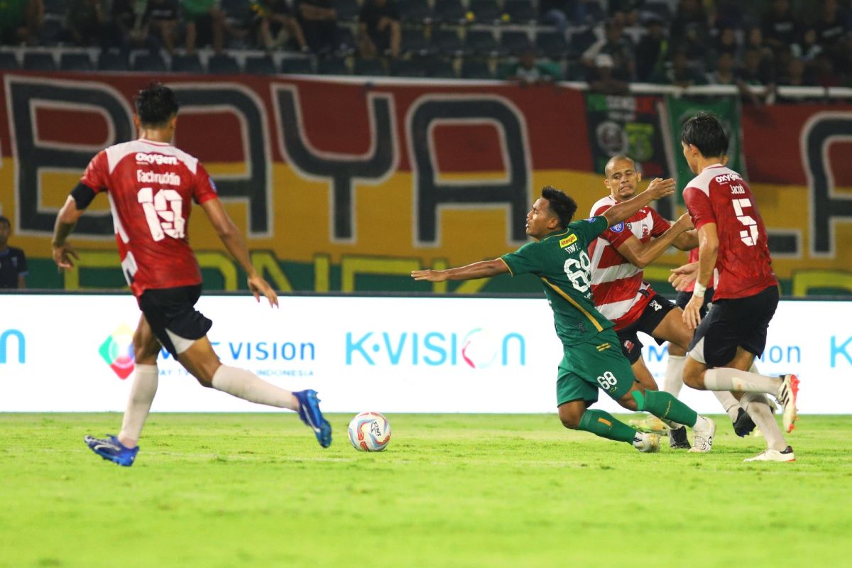Liga 1 Indonesia - Persebaya bermain 0-0 dengan Madura United