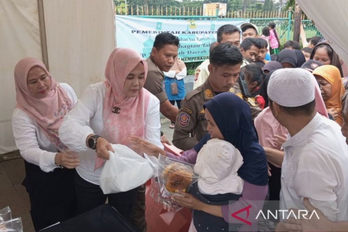 Sekretariat DPRD Bogor bagikan 400 takjil gratis untuk warga berbuka puasa