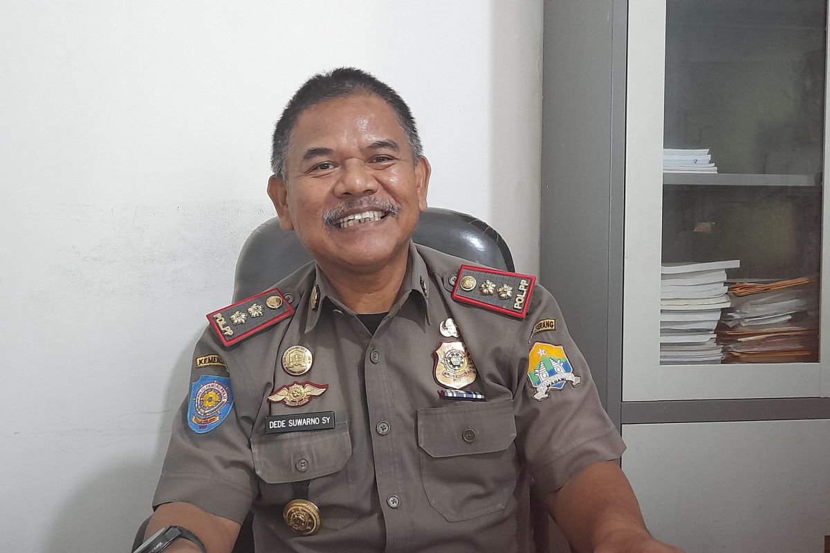 Satpol PP Serang pasang stiker imbauan di rumah makan pada Ramadhan