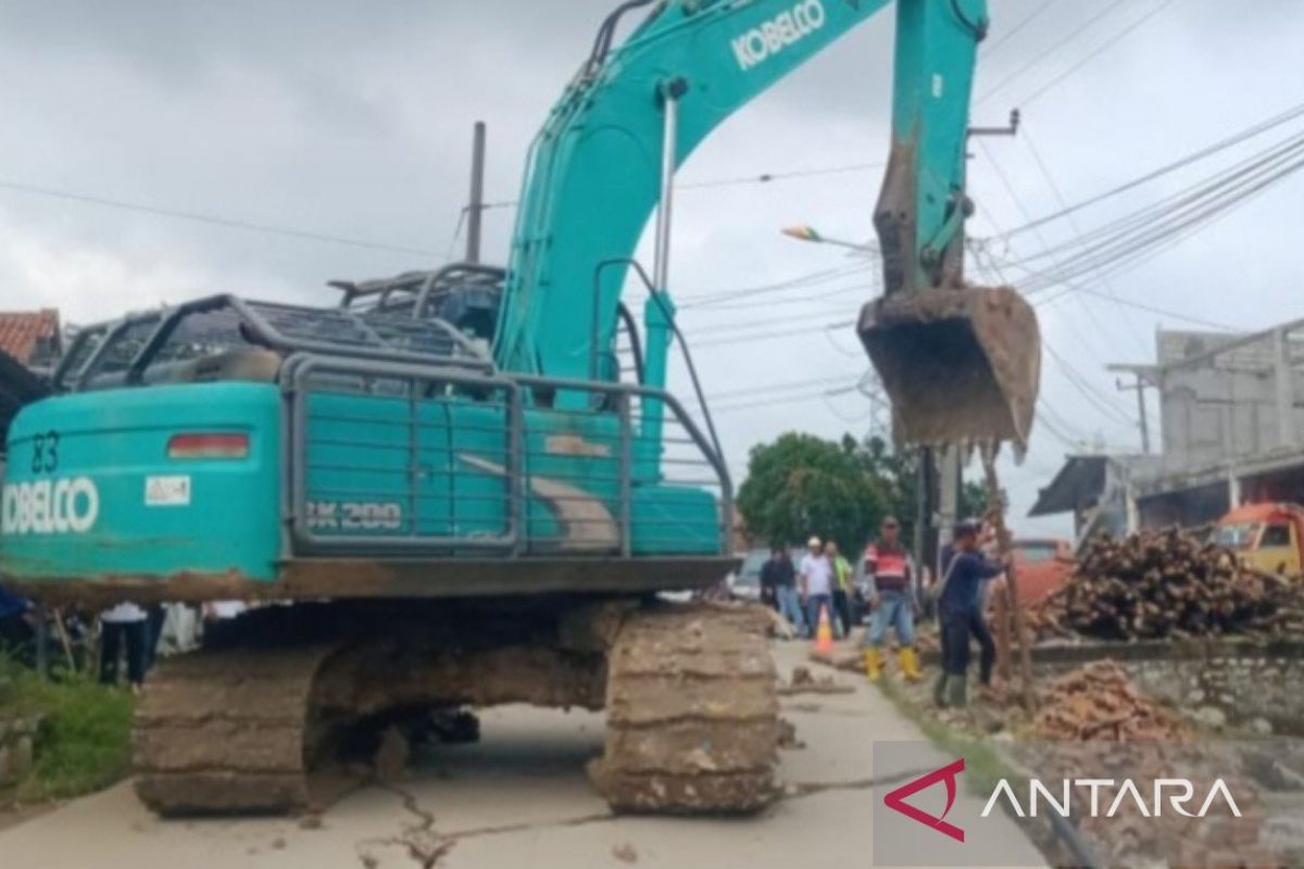 BPBD Kabupaten Bekasi tangani longsor susulan Bojongmangu