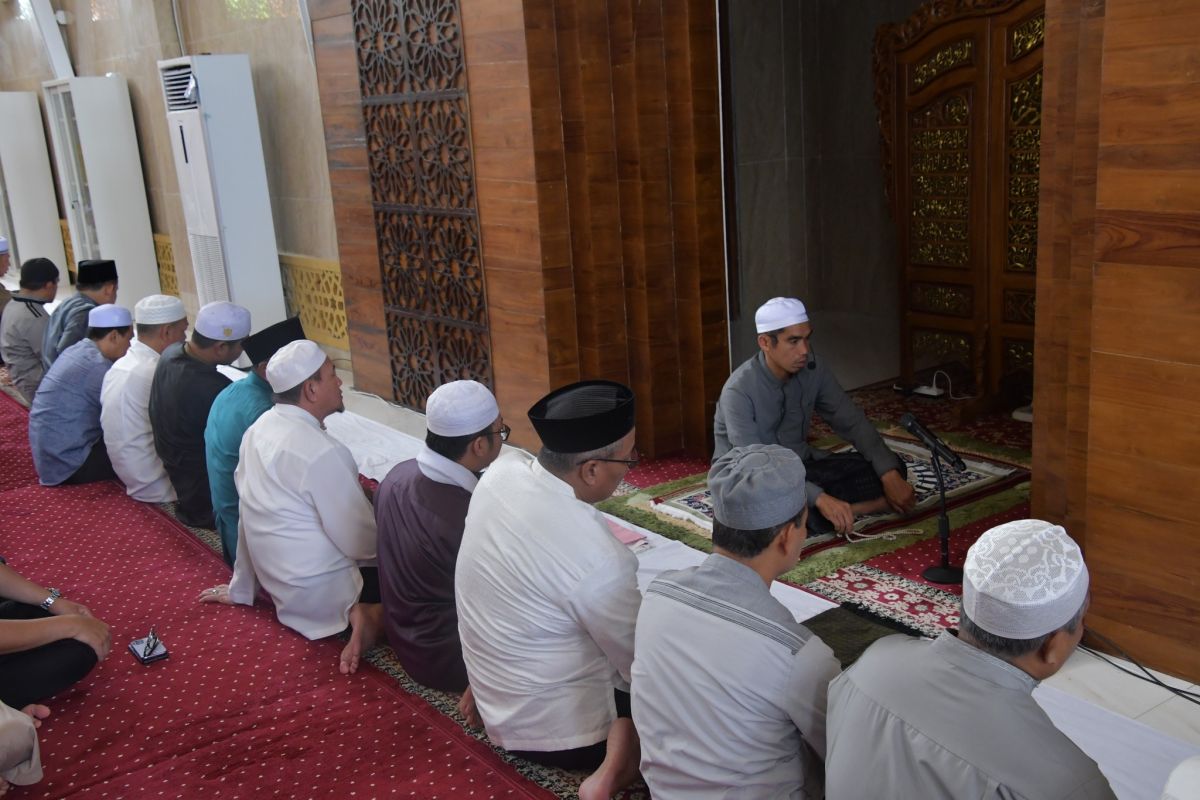 Pj Bupati HSS Shalat Dzuhur berjamaah semarakkan bulan suci Ramadhan