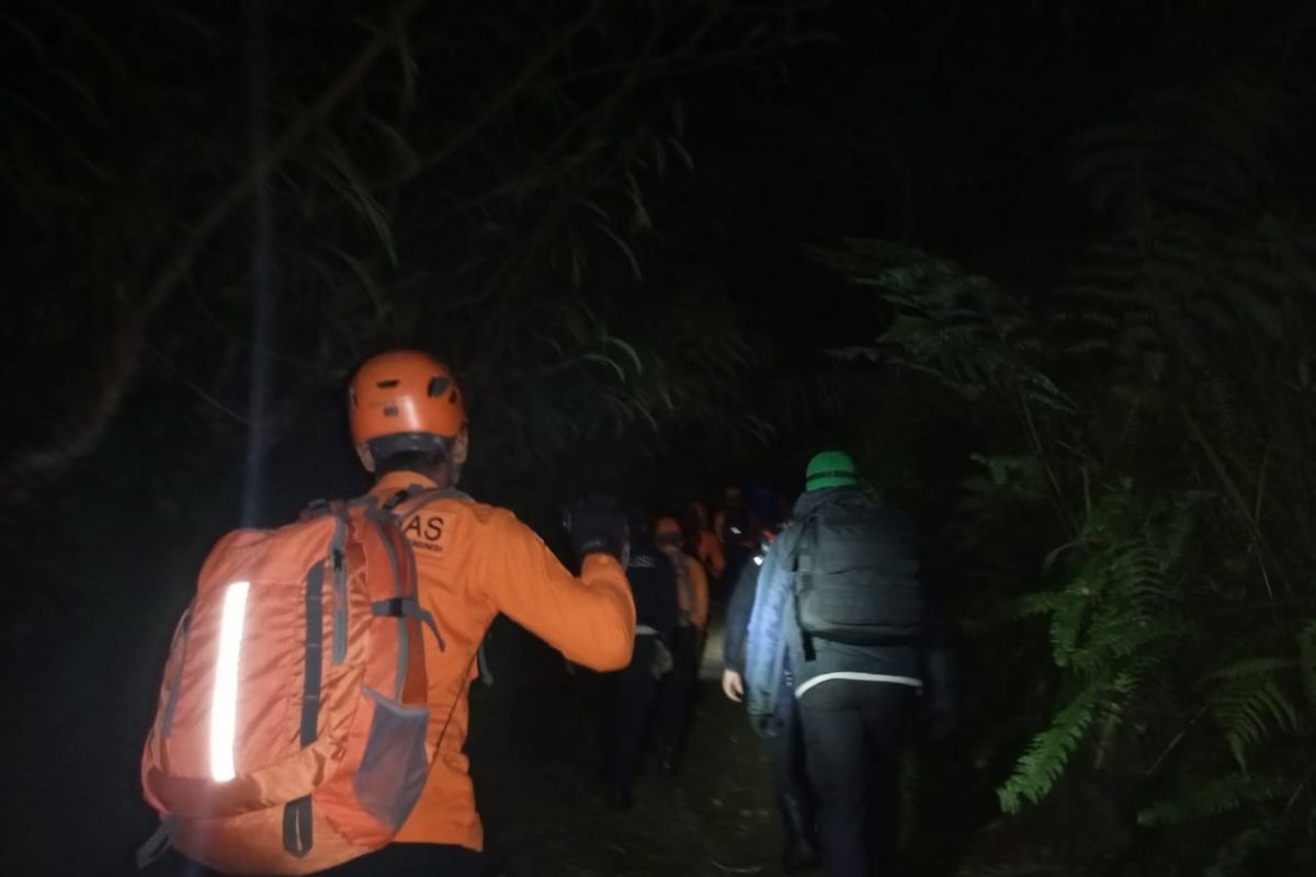 Basarnas evakuasi jasad pendaki dari puncak Gunung Agung