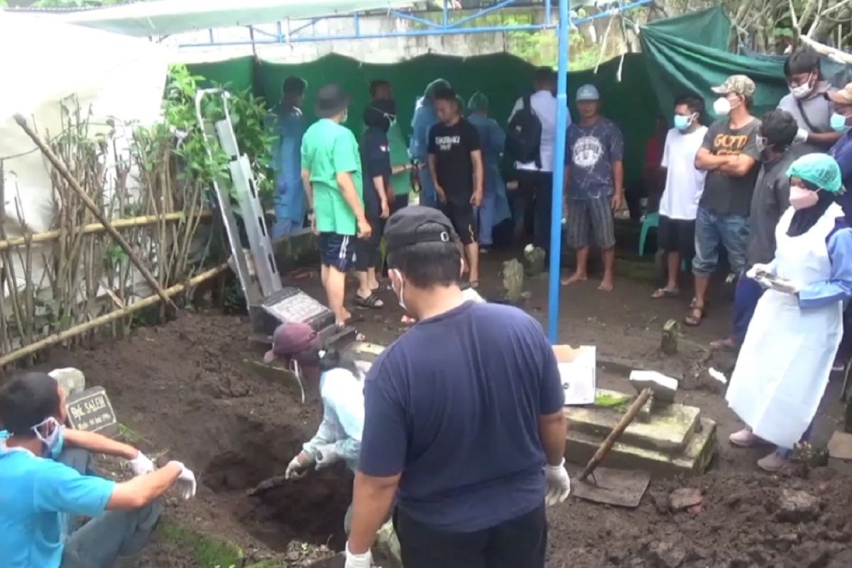 Polisi Jombang bongkar makam warga