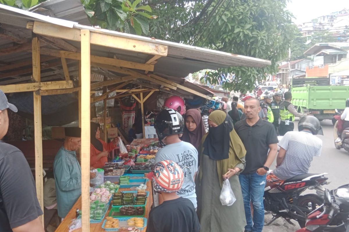 Satgas Pangan Ditrekrimsus Polda Maluku awasi penjualan takjil di Ambon