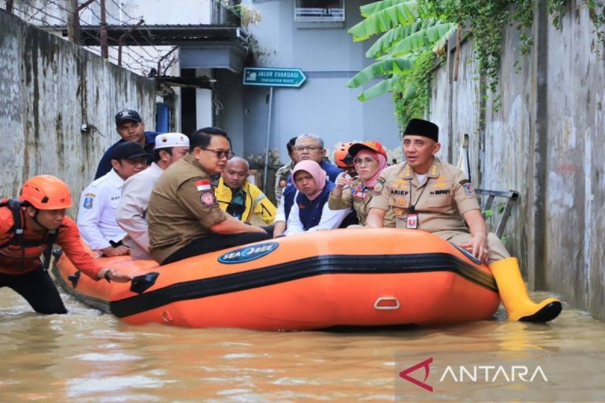 Pj Gubernur Jatim meninjau dampak banjir di  Bangkalan