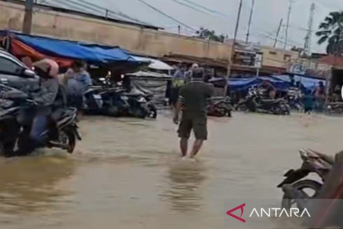 Jalur nasional penghubung 4 kabupaten di Pulau Madura terganggu banjir