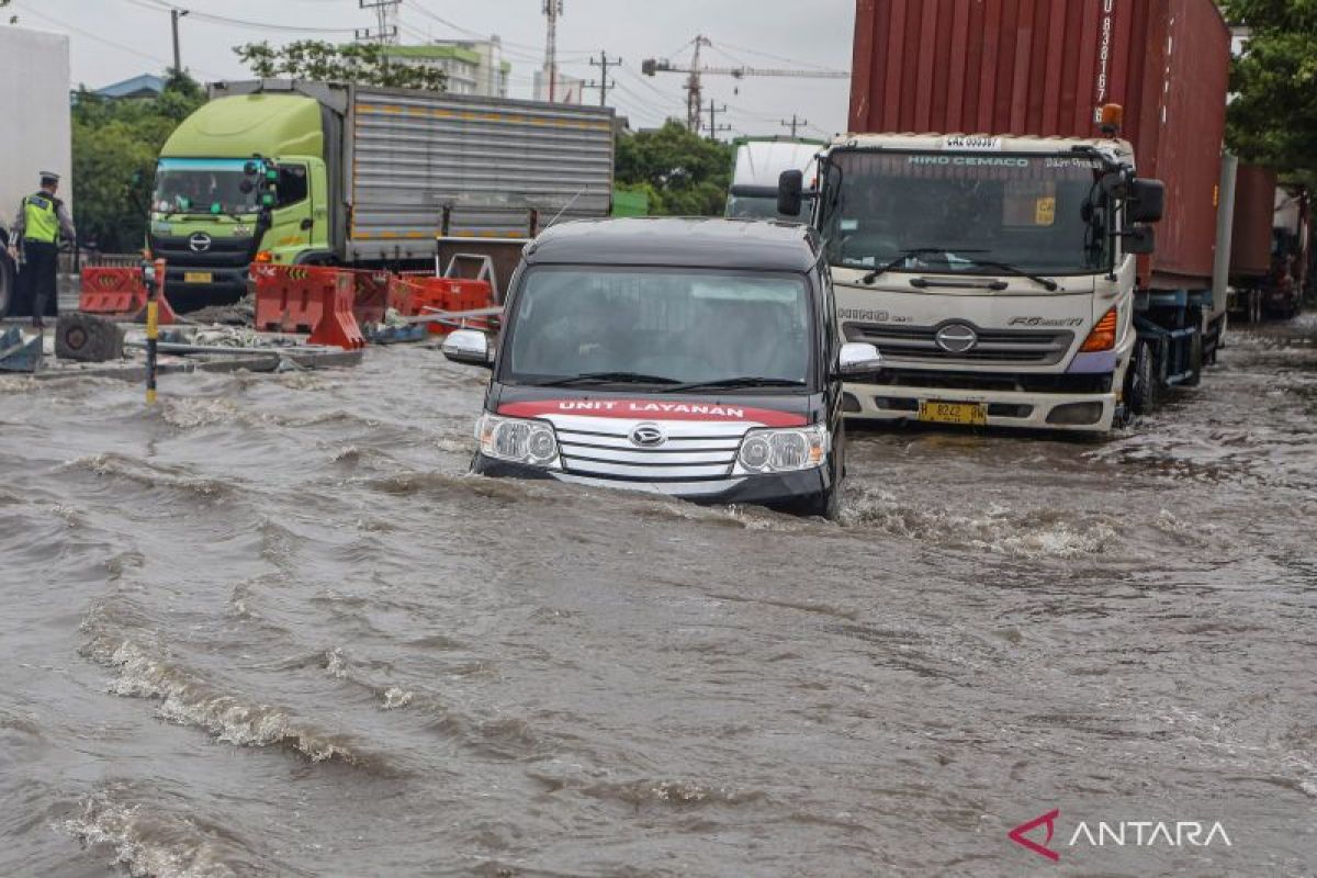 Jalur Pantura Semarang Terendam Banjir Hingga Ketinggian 1,5 Meter ...