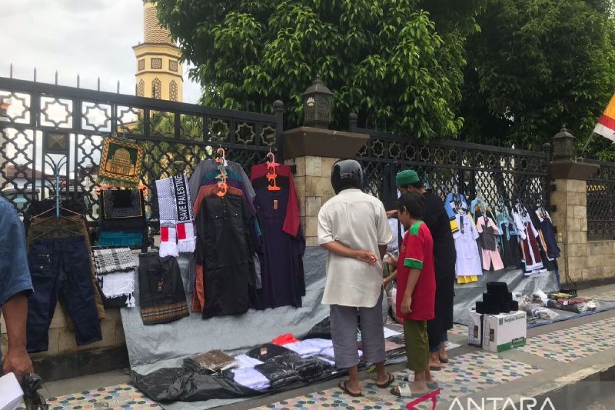 Penjual busana muslim di Ambon untung berlipat masuki Ramadhan 2024