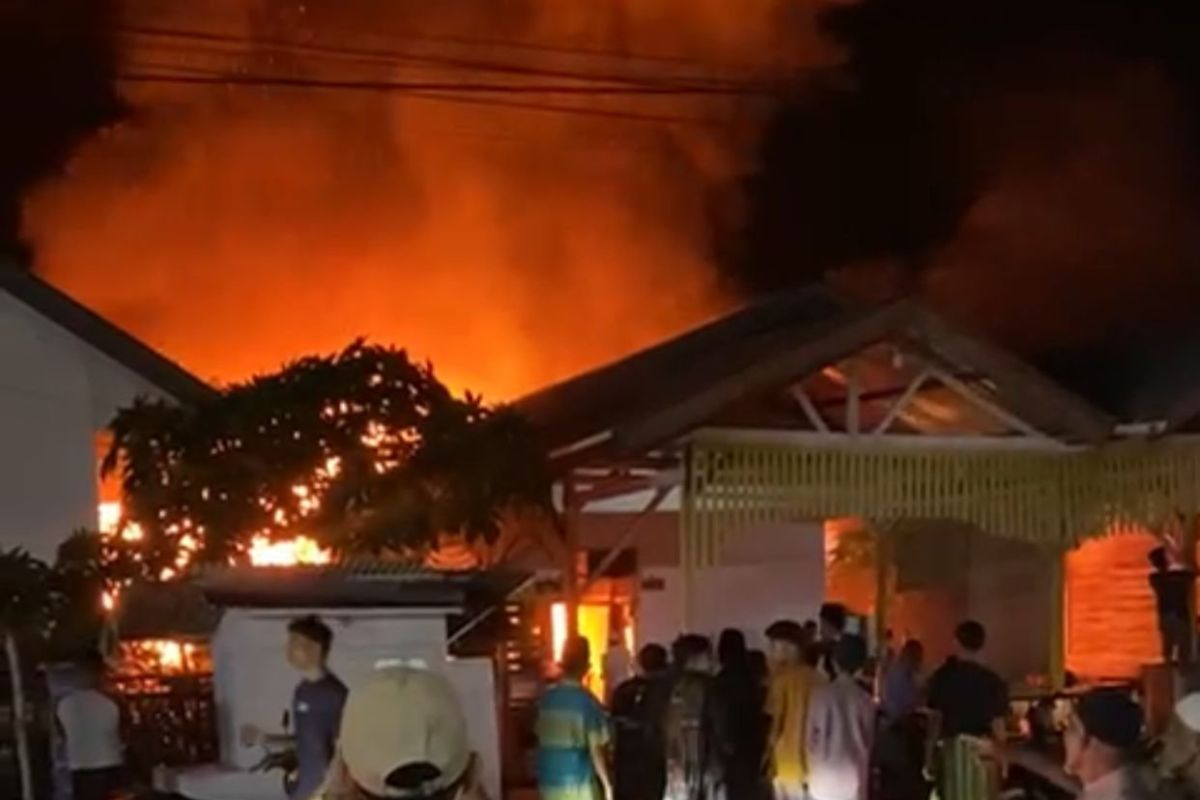 Tiga rumah dinas guru di Pidie terbakar saat malam Ramadhan, seorang nenek selamat dari kobaran api