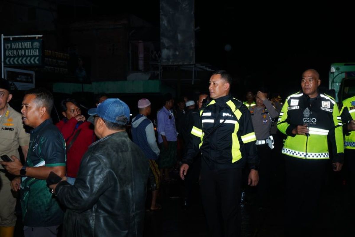 Polda Jatim sebut Lalu lintas Bangkalan menuju ke Sampang-Sumenep tersendat banjir