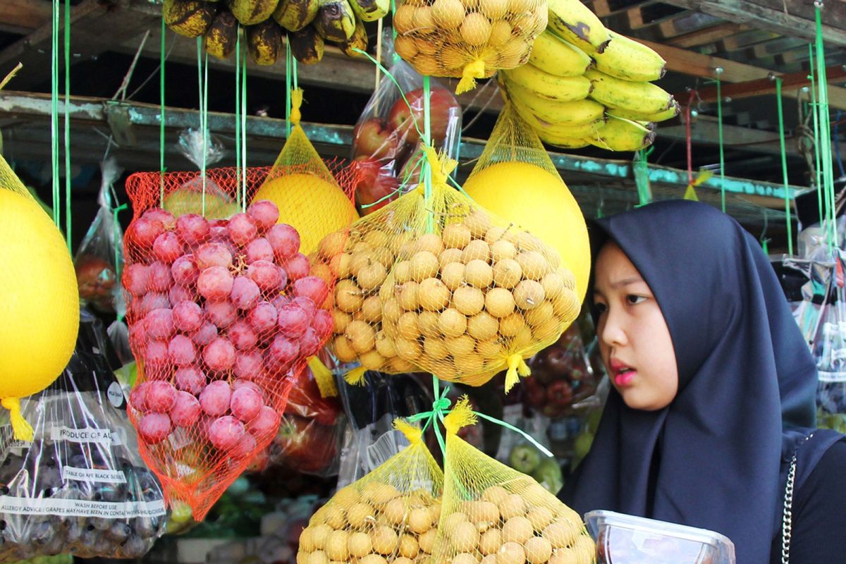 FOTO - Harga buah lokal naik saat Ramadhan di Dumai