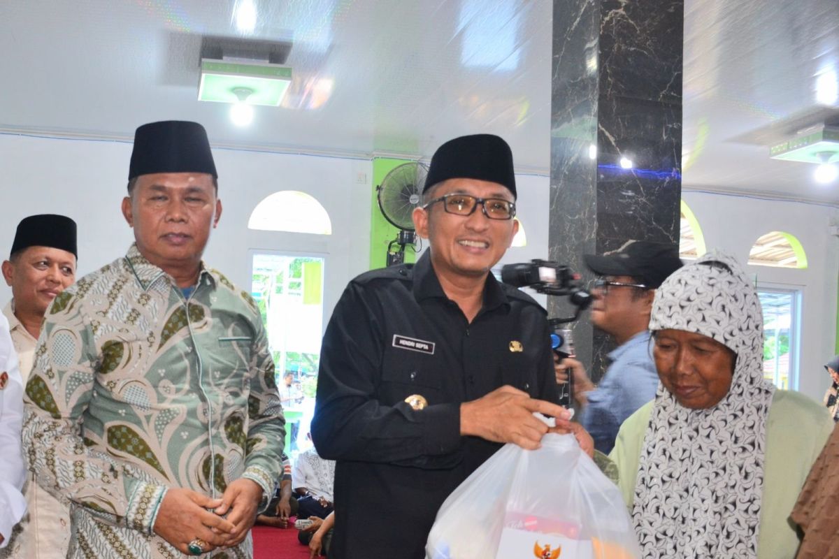 Ramadhan Berbagi, Hendri Septa Serahkan Paket Sembako bagi 395 Mustahik di Padang Selatan