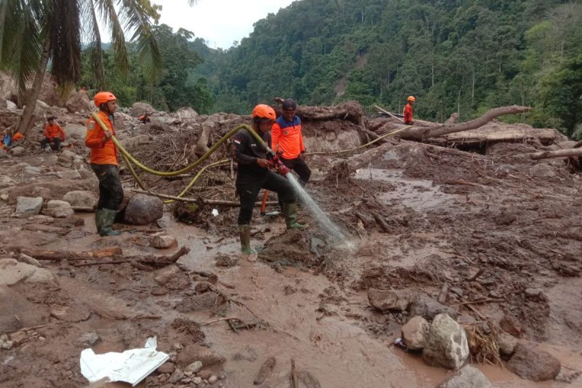 Penghormatan kepada keluarga, pencarian korban banjir longsor Pesisir Selatan diperpanjang