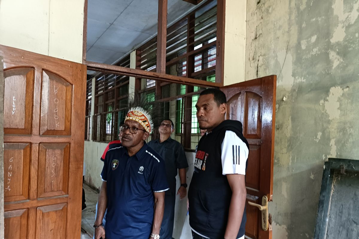 Pemkot Jayapura membantu renovasi ruang kelas SMP YPPK Taruna Mulia