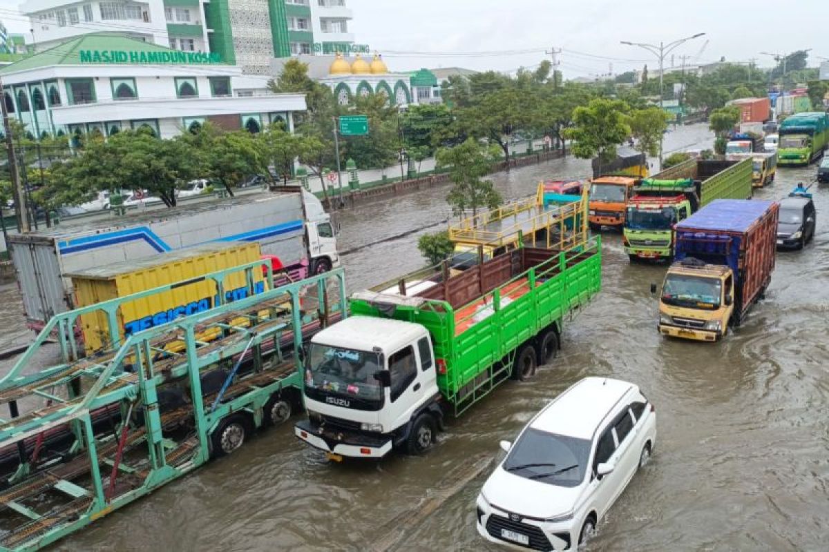 Jalur pantura Kaligawe Semarang, Jateng dilanda banjir, lalu lintas tersendat