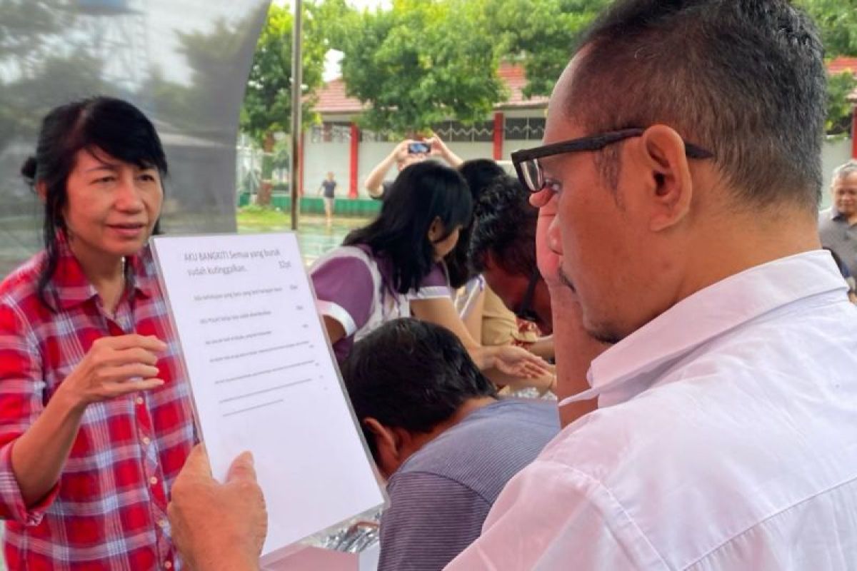 Ratusan warga binaan Lapas Semarang terima kacamata