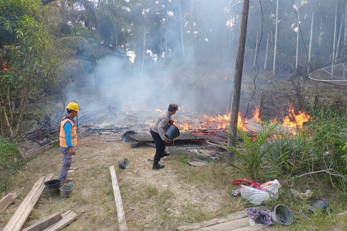 Jelang berbuka puasa, rumah warga di pedalaman Aceh Timur terbakar