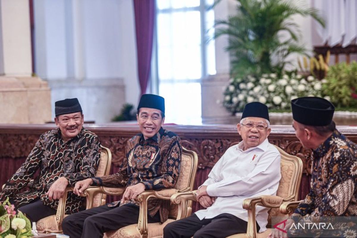 Jokowi tandatangani PP soal THR dan gaji ke-13 aparatur negara