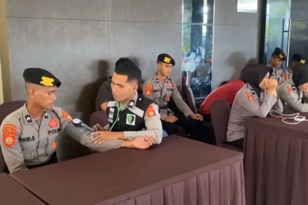 Bidokkes Polda Malut periksa kesehatan personel pengamanan pleno pemilu 2024