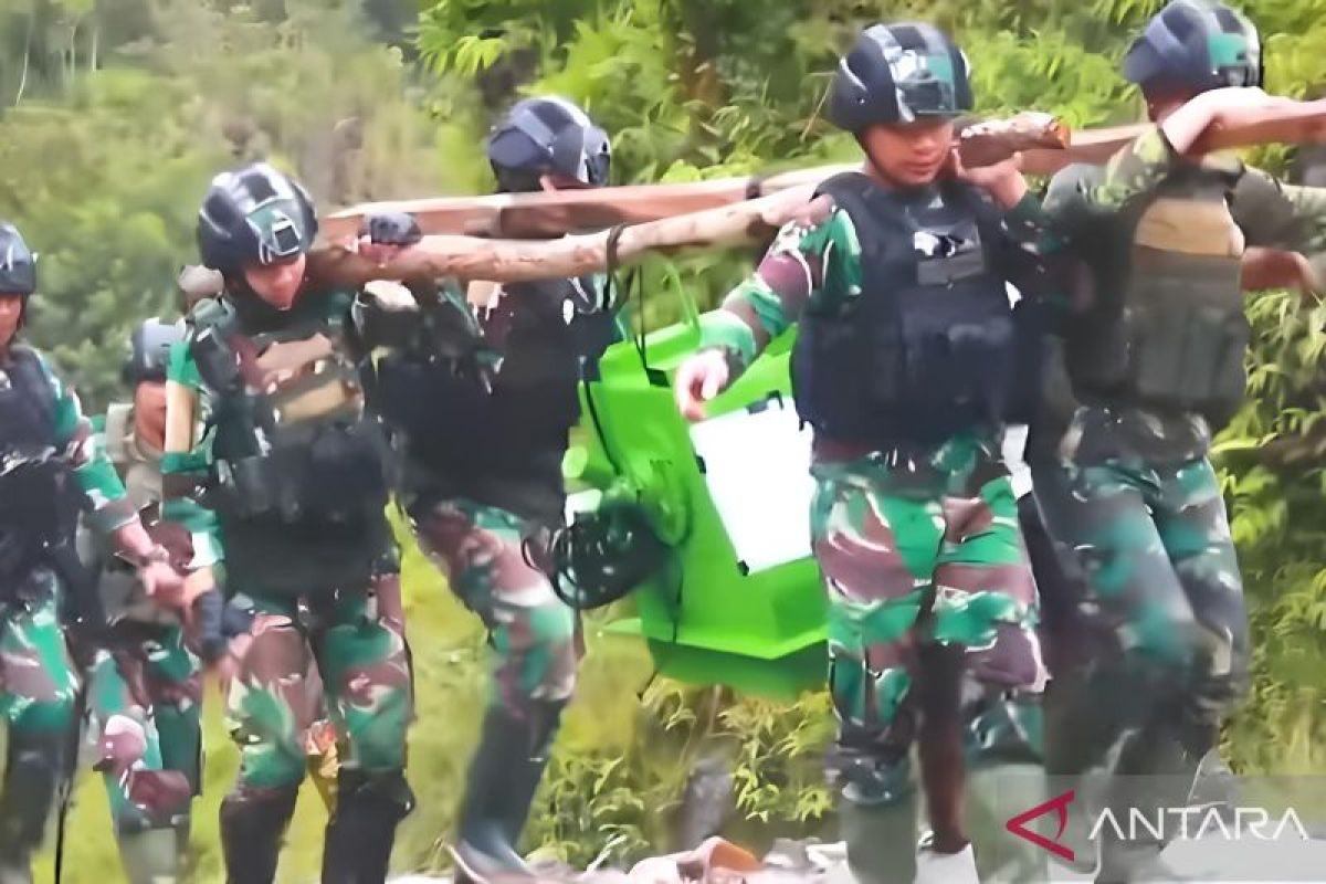 Prajurit TNI bangun mesin pembangkit listrik untuk warga Nduga