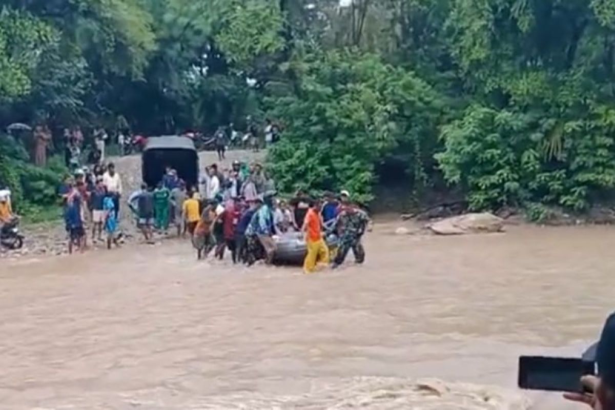 Alhamdulillah, tim evakuasi ibu hamil yang hendak bersalin lewati sungai