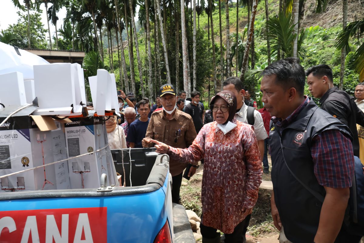 Mensos fokus penuhi kebutuhan dasar korban longsor di Pesisir Selatan