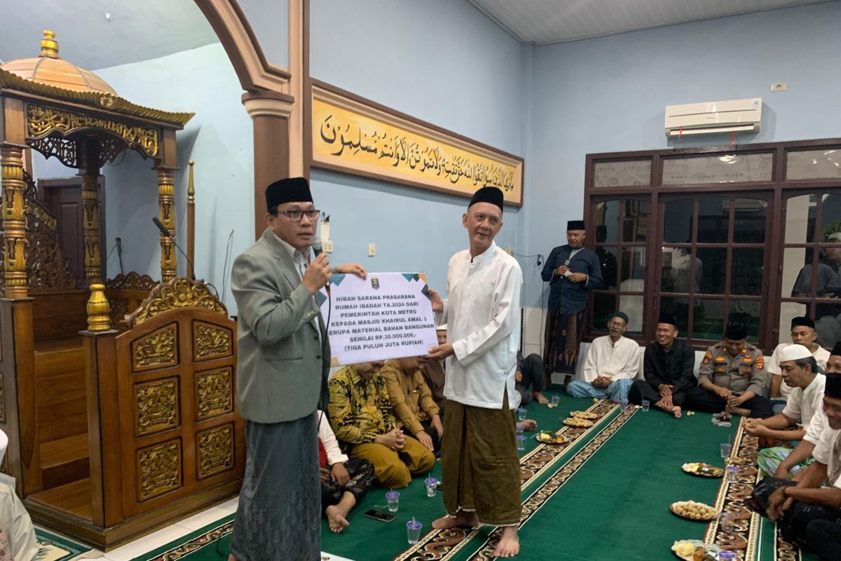 Safari Ramadhan, Wali Kota Metro salurkan bantuan ke Masjid Khairul Amal