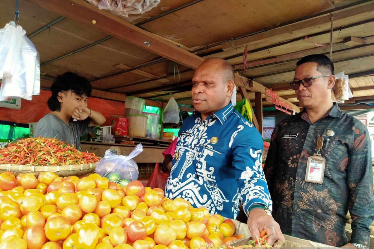 Pemkot Sorong pastikan harga pangan melalui sidak ke pasar dan distributor