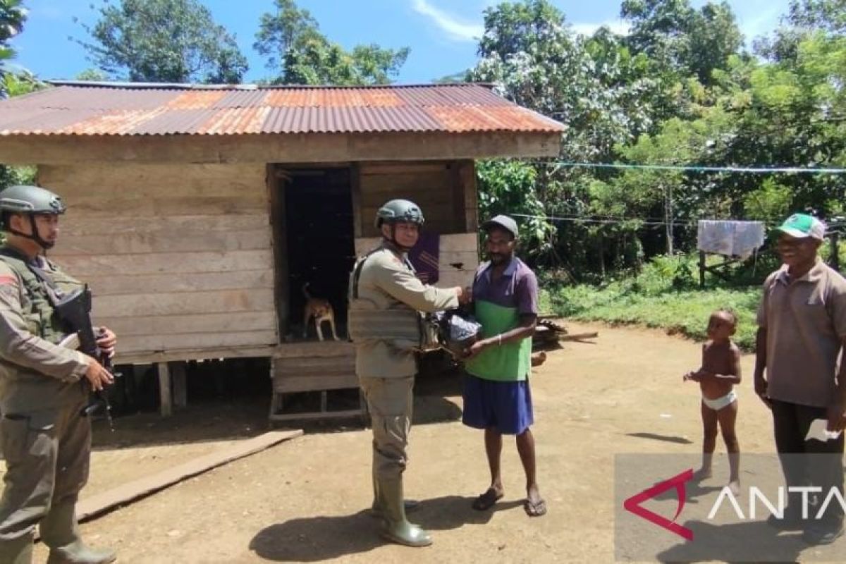Brimob Polda Papua Barat ajak pengungsi kembali ke Kampung Aisa