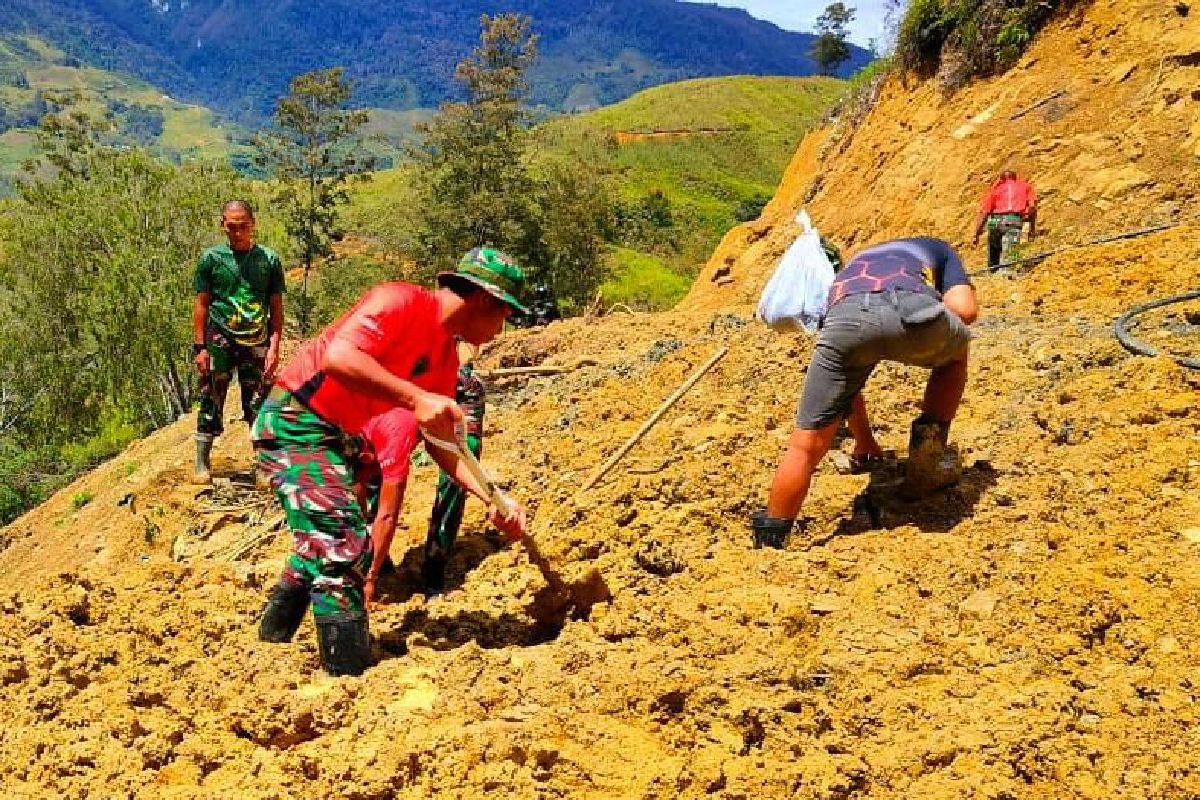 Satgas Yonif 721/Makassau membantu perbaiki jalan longsor di Balingga