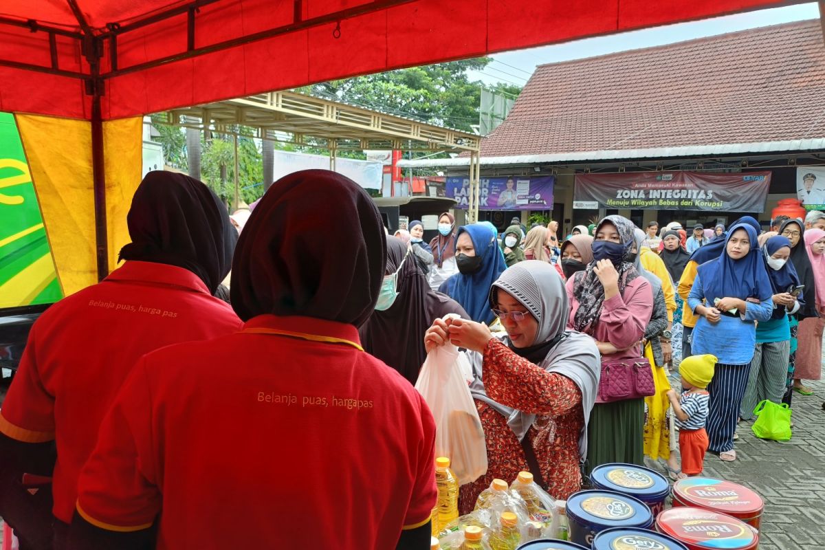Puluhan warga serbu pasar murah di Kecamatan Sedati