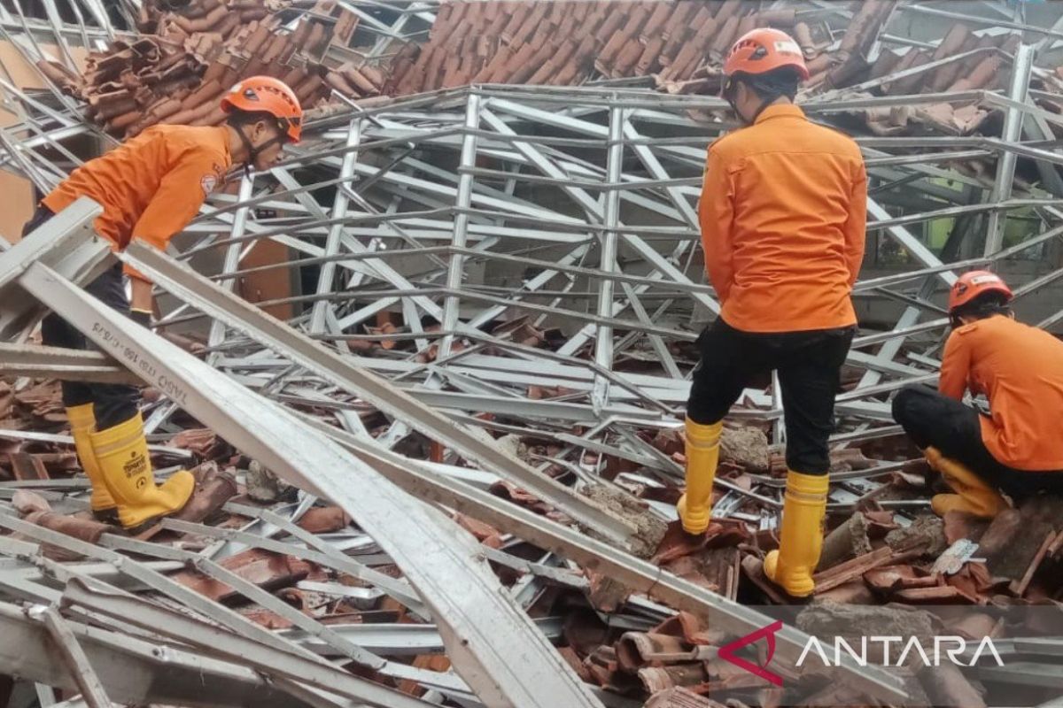 BPBD Bogor evakuasi tujuh siswa dari reruntuhan bangunan SMA 1 Ciampea