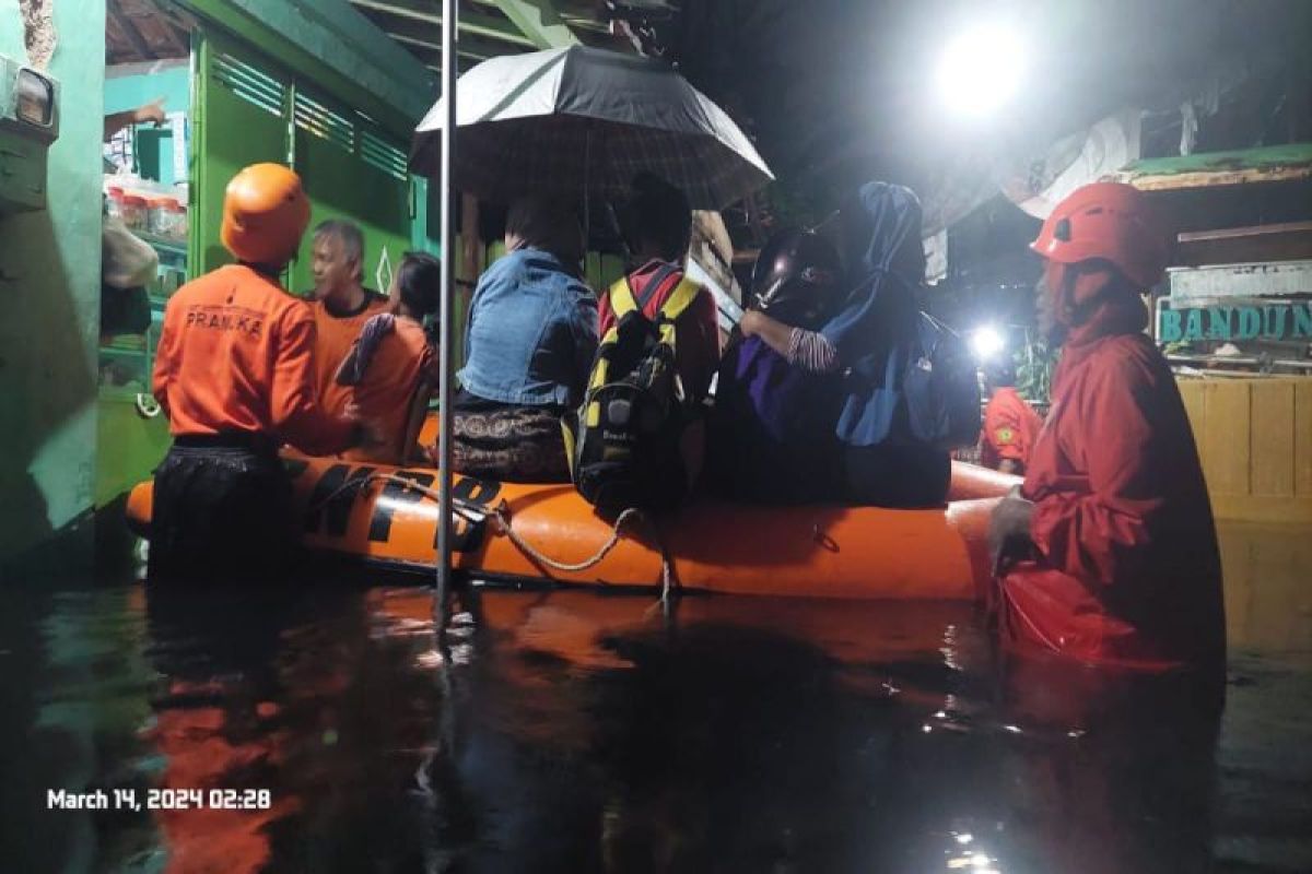 Pemkot Pekalongan Jateng masih lakukan evakuasi warga terdampak banjir