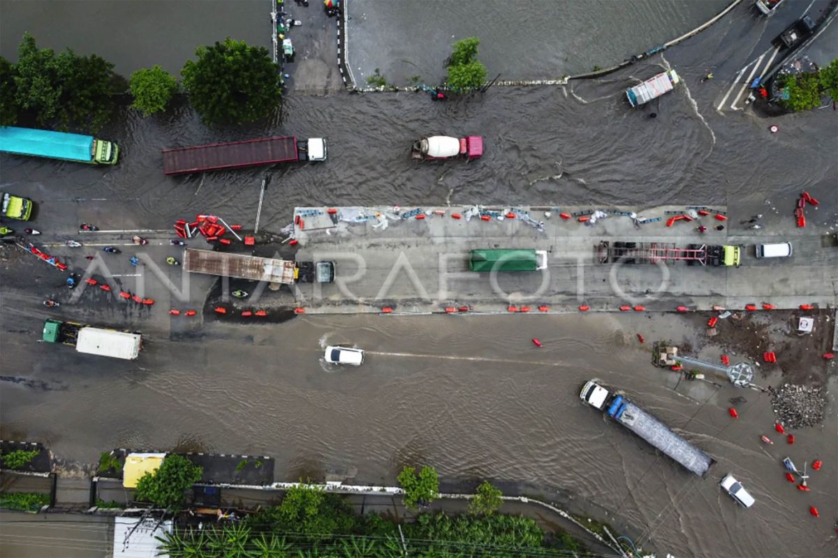 Dua KA tujuan Malang terlambat dampak banjir Semarang