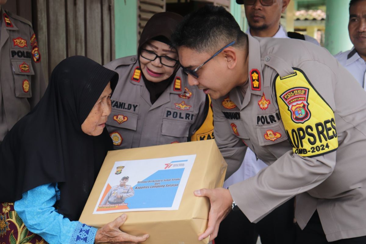 Polisi beri bantuan sembako bagi korban puting beliung di Lampung Selatan