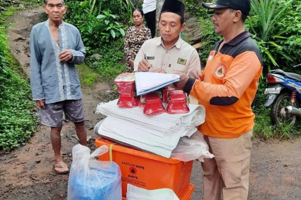 BPBD Probolinggo serahkan bantuan kepada korban tanah longsor