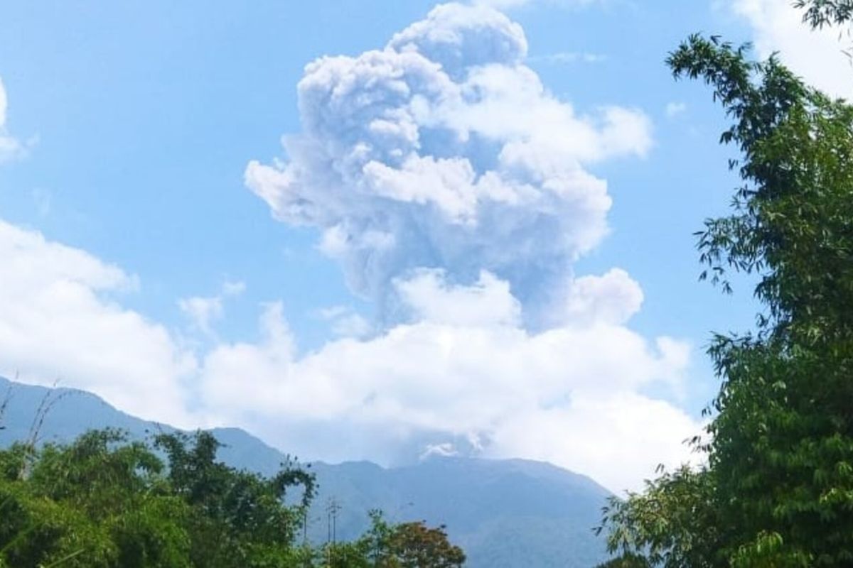 Gunung Marapi kembali alami erupsi dengan tinggi kolom abu capai 1.000 meter pada Kamis