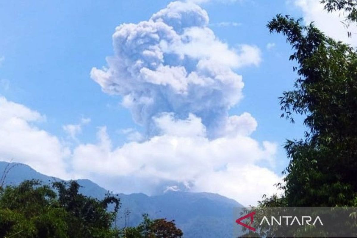 Gunung Marapi kembali erupsi dengan tinggi kolom abu capai 1.000 meter