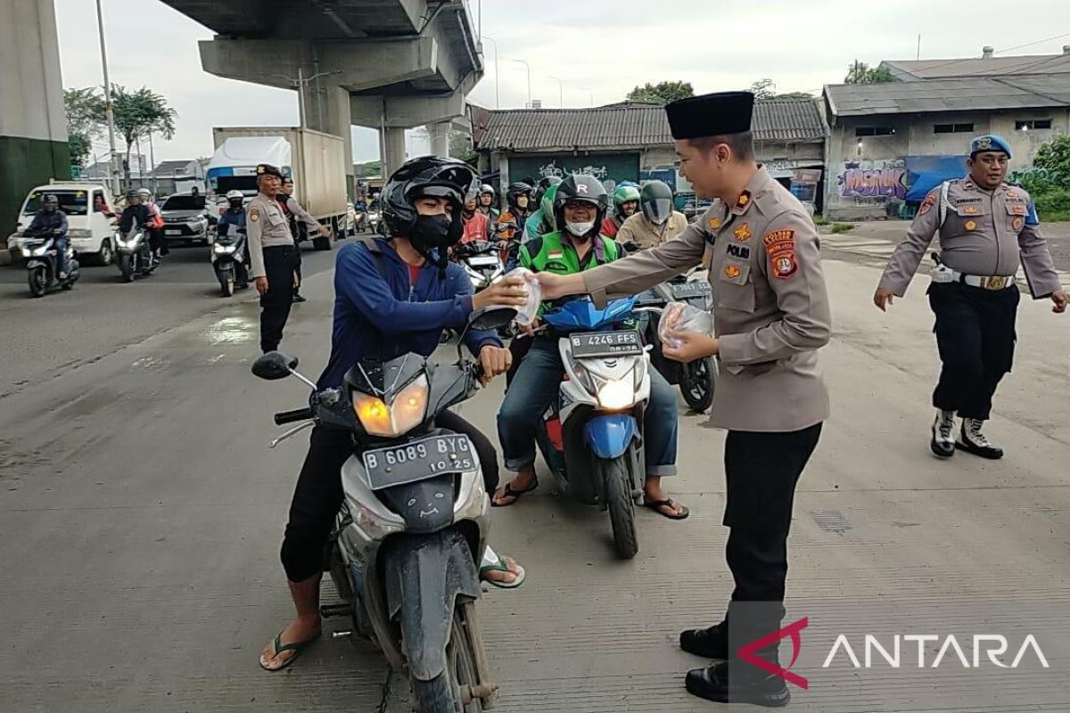 Polisi bagikan takjil gratis kepada pengguna jalan di Cakung