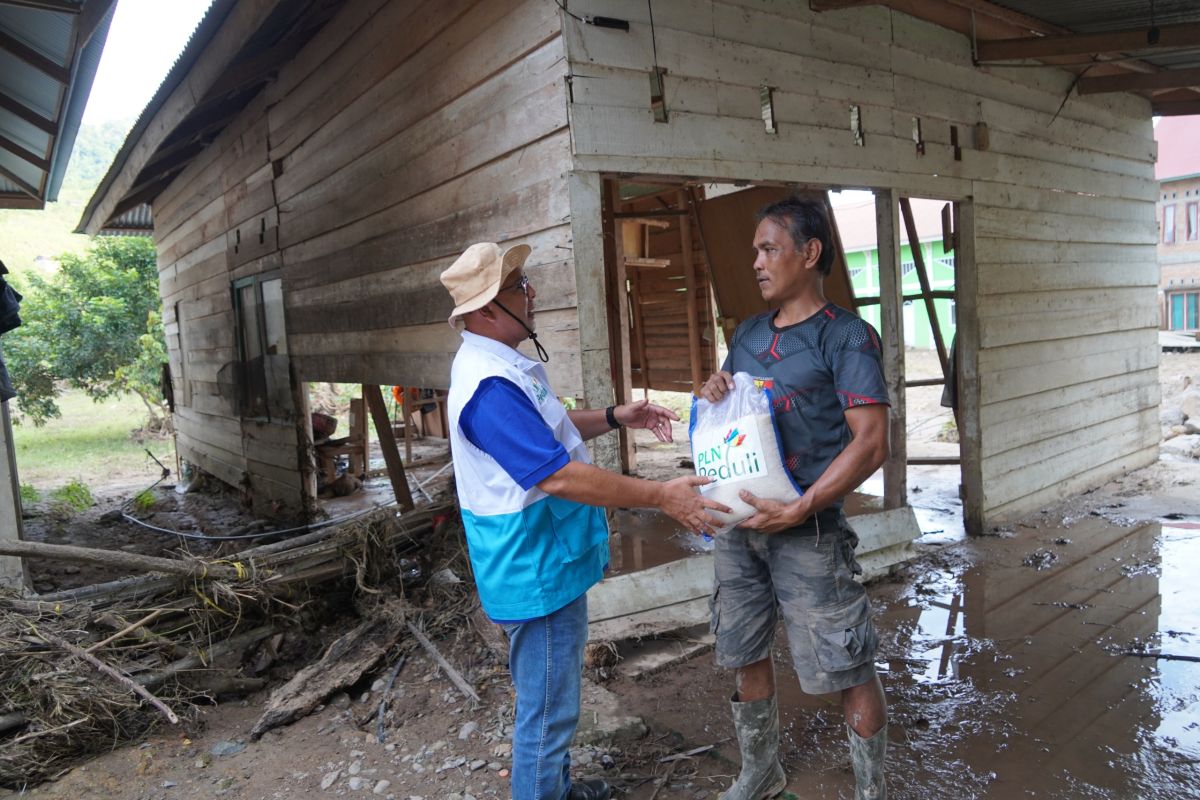 Paska bencana Pesisir Selatan, PLN Peduli salurkan ratusan paket sembako