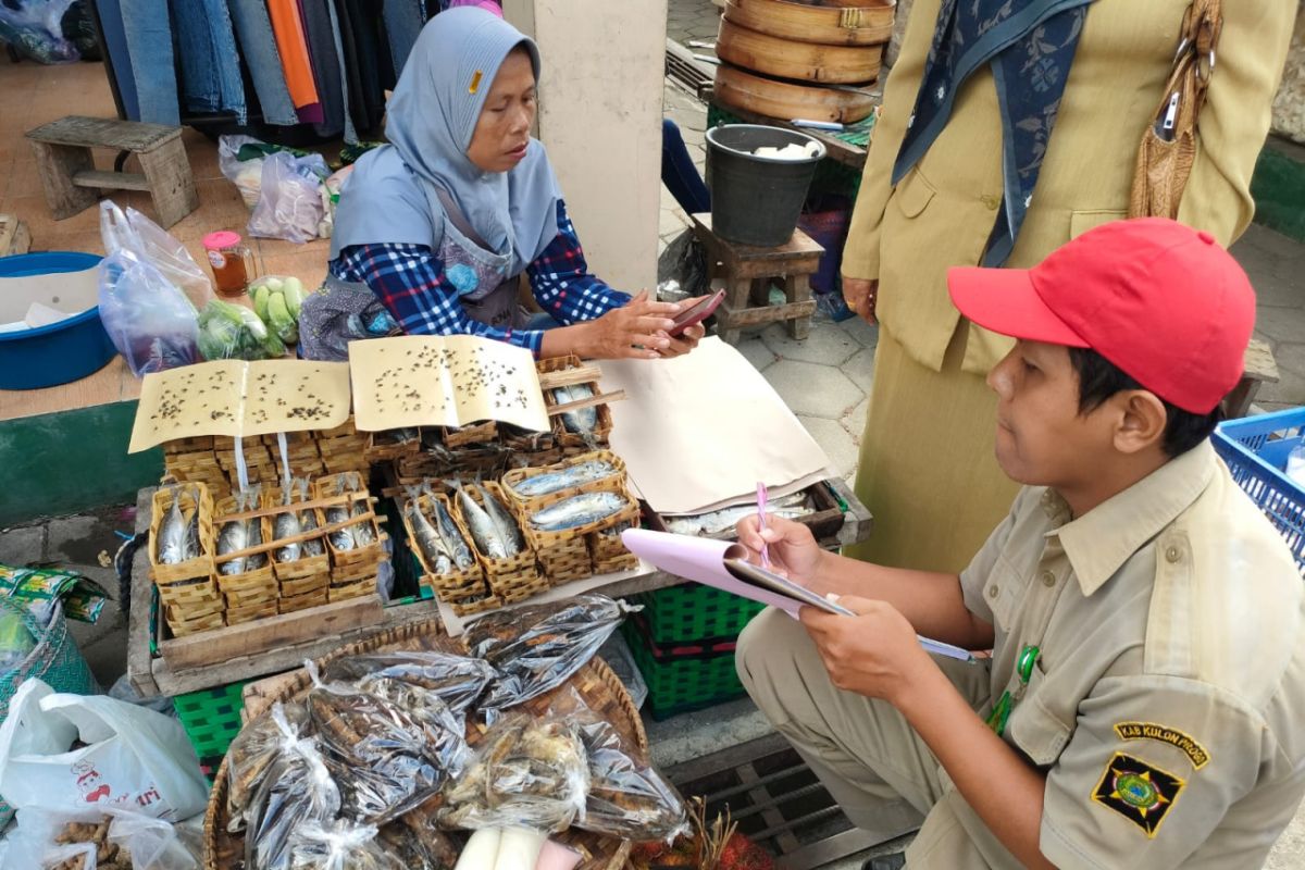 DKP Kulon Progo mengawasi penjualan olahan ikan di Pasar Jagalan