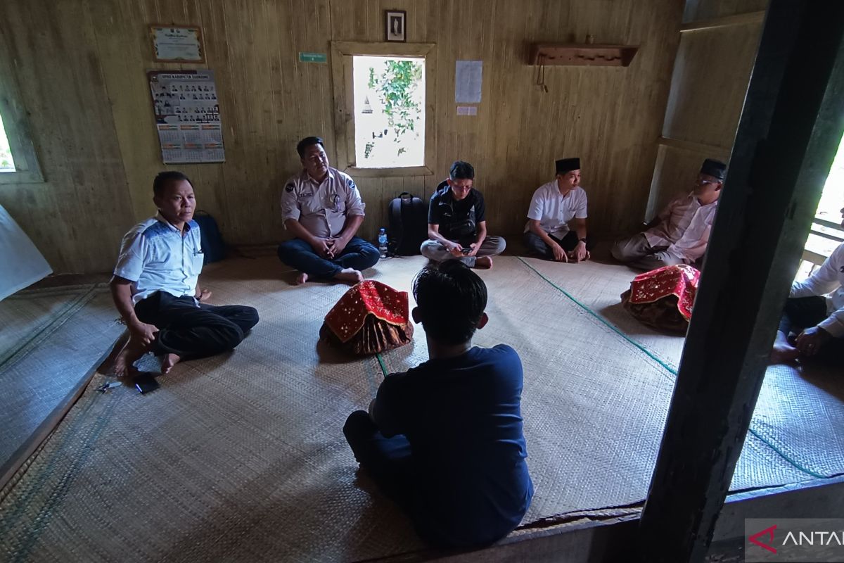 Menikmati tidur di atas hangatnya 