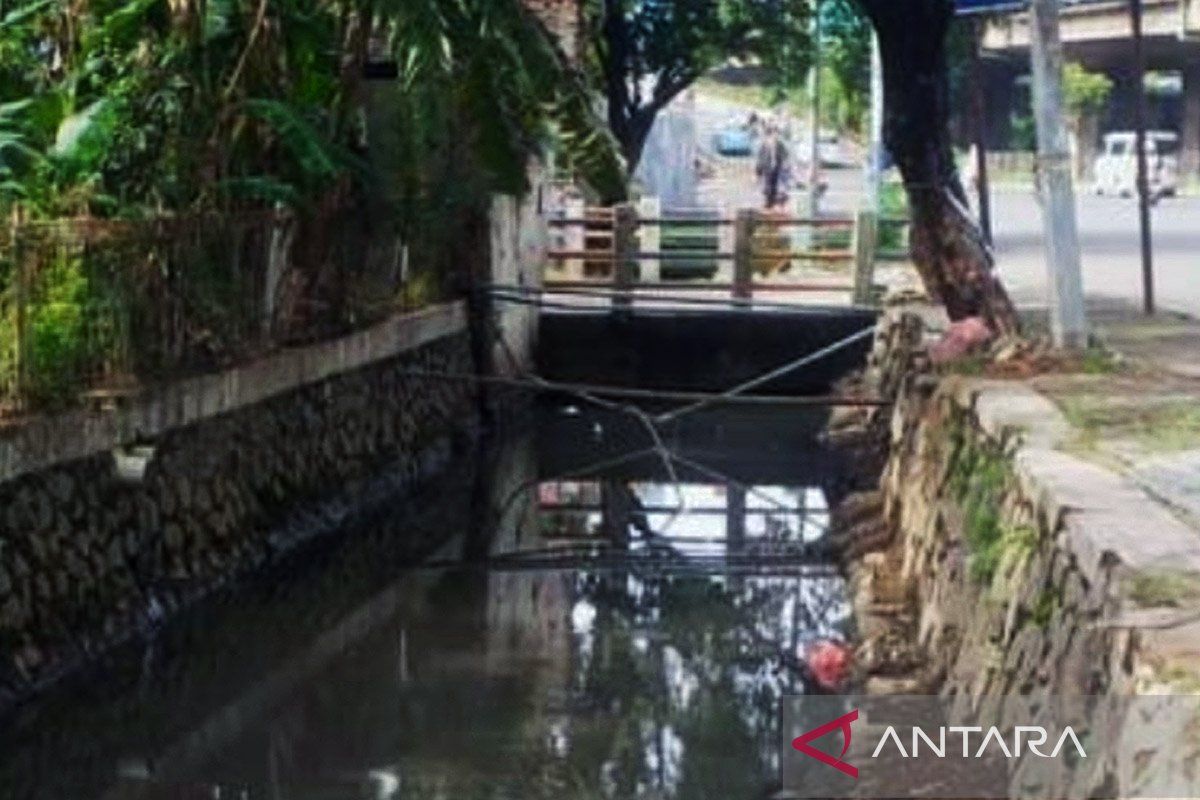 Sudin SDA Jakbar rampungkan pengerukan saluran PHB di Rawa Buaya