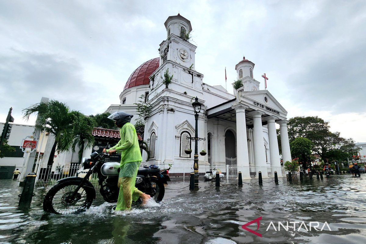 Banjir rendam kawasan Kota Lama Semarang