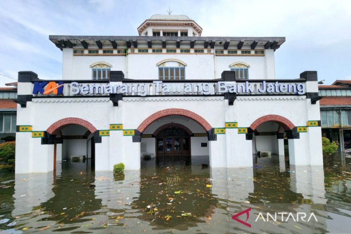 Stasiun Semarang Tawang banjir, penumpang KA dialihkan