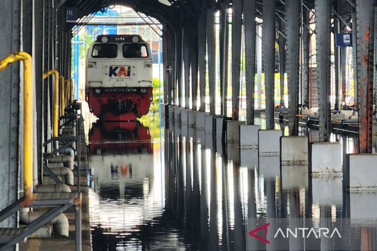 Banjir masih rendam rel antara Stasiun Tawang hingga Alastua
