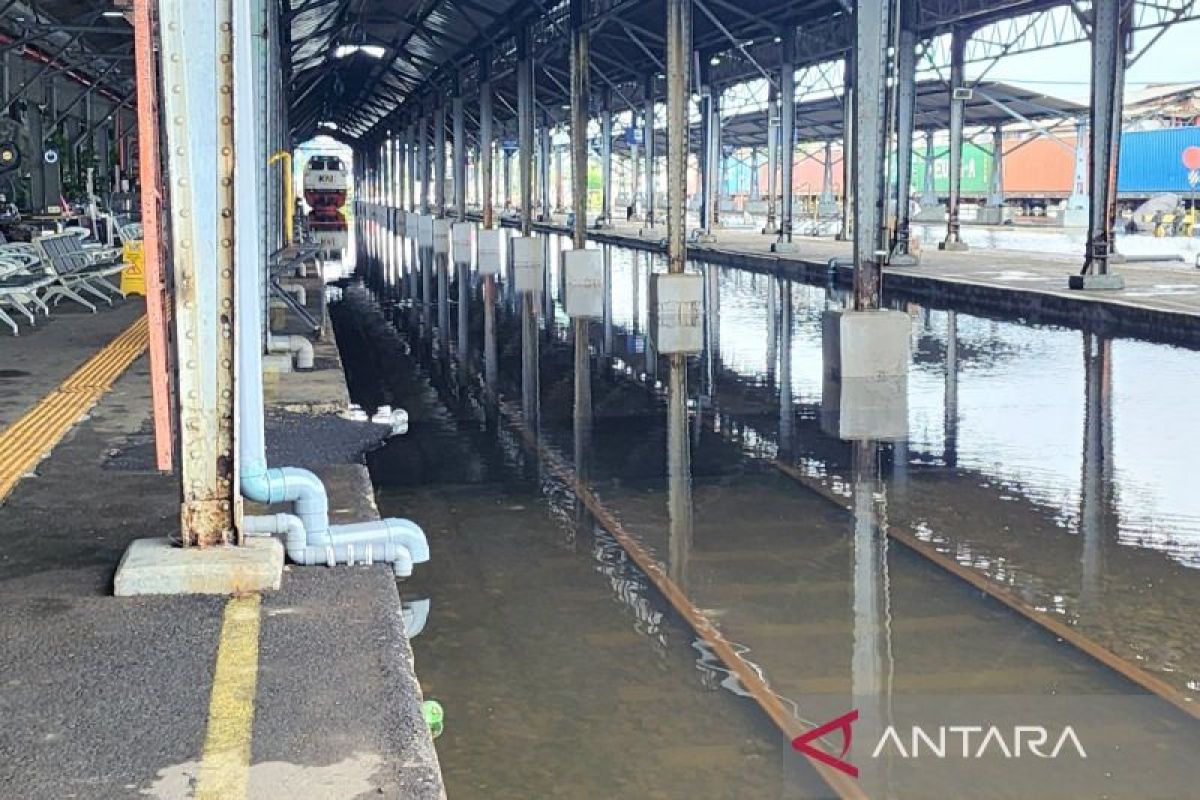Banjir Semarang masih rendam rel antara Stasiun Tawang hingga Alastua